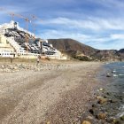 Imagen de la Playa del Algarrobico con el hotel de fondo.