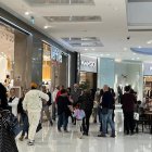 Almerienses comprando en el Centro Comercial Torrecárdenas.