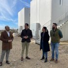 Alcalde y ediles visitan los alojamientos en construcción.