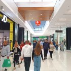 Numerosas personas durante sus compras esta mañana en el Centro Comercial Torrecárdenas.