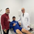 El lateral Pubill con los doctores Pedro Luis Ripoll y Diego Maziel.