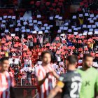 Cartulinas rojas y blancas en el Almería-Mallorca.