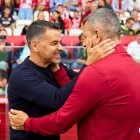 Míchel y Ferreira saludándose en Montilivi el pasado 22 de octubre. Ganó el Girona por 5-2.