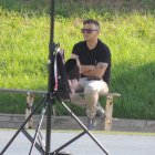 Joâo Gonçalves cruzado de brazos viendo la vida pasar.