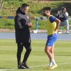 Arnau hablando con el doctor Maziel el pasado lunes, el día de la lesión.