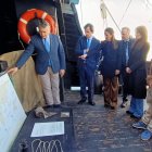 Antonio Sanz, José Fernández, Aránzazu Martín, Javier Arroyo y Rosario Soto durante la visita de este viernes a la Nao Victoria.