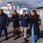 El consejero Antonio Sanz acompañado por Rosario Soto, Aránzazu Martín y Javier Arroyo tras la visita a la Nao Victoria en el Puerto de Almería.