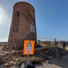 El torreón de Torregarcía, convertido en parada de autobús.