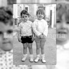 Las obras del alcantarillado dejaron las calles ‘patas arriba’ durante meses e incluso años. En la foto, unos niños en la calle Molino Cepero,