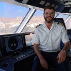El capitán almeriense Francisco Morales en el puente de mando del Eleanor Roosevelt nada más atracar en el Puerto de Almería.
