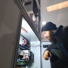 Daniel Herrada revisando una instalación eléctrica.