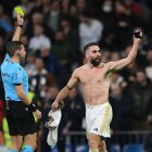 Hernández Maeso amonestando a Dani Carvajal por quitarse la camiseta.