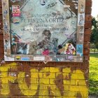 Parte de la placa homenaje a La Veneno, vandalizada.
