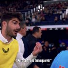 Desesperación del futbolista del Almería con las decisiones de los colegiados en el Bernabéu.