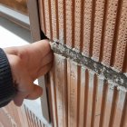 Huecos con los que cabe una mano han encontrado junto a las puertas