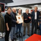 El alcalde Antonio Bonilla hace entrega del reconocimiento a los responsables del Bar Vicasol 1