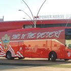 El autobús del Almería con el logo hijos del desierto.