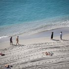 Los almerienses aprovechan el calor para ir a la playa en pleno mes de enero.