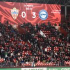 Una foto que resume un partido. La afición volvió a estar muy por encima de los futbolistas.