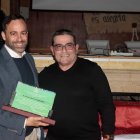 Fran Fernández con el presidente de la AFVPA, Juan José Torres Caravaca.