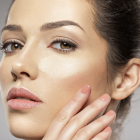 La base de maquillaje es esencial para lograr una tez uniforme y radiante