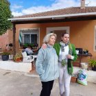 Loreto junto a su hija Mari Luz Manzano, en el exterior de la vivienda.