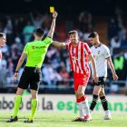 Muñiz Ruiz mostrando cartulina amarilla a Édgar González en la segunda mitad del choque.