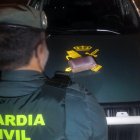 Agente de la Guardia Civil con la droga.