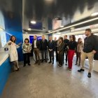 Autoridades atienden a las explicaciones de la enfermera. 