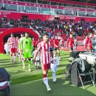 La salida de los jugadores en el Almería-Girona.
