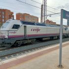 Después de repostar, las locomotoras esperan un nuevo servicio al día siguiente.