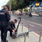 Detenidas tres personas por robar patinetes eléctricos y móviles en Almería.