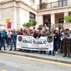 Concentración de policías y guardias civiles esta mañana en la subdelegación del Gobierno en Almería.