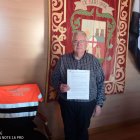 El alcalde de Garrucha, Pedro Zamora, con la denuncia.