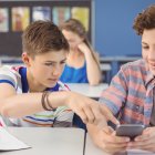 Hay que prohibir los ‘smartphones’ a los menores, no solo en los colegios