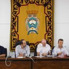 Amérigo (segundo por la izquierda) y Hernández (segundo por la derecha) se turnarán en la Alcaldía si prospera la moción.