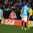 Lucas Robertone con pocas opciones de pase durante el choque del viernes en Vigo.