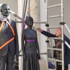 Antonio López mira con ojos de padre (artístico) las dos esculturas de los Reyes de España que presiden ya el patio central del Muso del Realismo