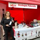 Lola, responsable del stand de Bodegas Palomillo.