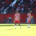 Robertone, con el brazalete en la mano, y Pozo en el partido ante Las Pamas (1-2).