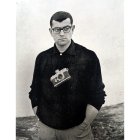Ramón Masats, en un retrato de juventud, con su cámara Leica.