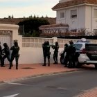 Agentes accediendo a la vivienda en la que se ha localizado la marihuana.