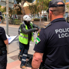 Agentes de la Policía Local de Vícar con un conductor de patinete eléctrico.
