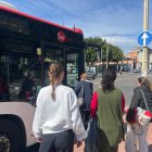 Una chica joven esperando el bus.