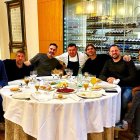 Vicente Moreno con su cuerpo técnico en un restaurante de Barcelona.