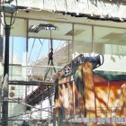 Máquina para sacar los escombros del interior del edificio.