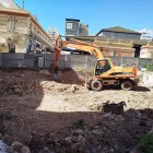 Máquina trabajando sobre el solar de Cruz Roja