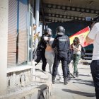 La policía detiene a un hombre en las protestas agrícolas frente al Puerto de Almería.