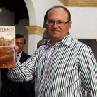 Pepe Mel mostrando su primera obra literaria.