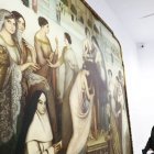 Javier Aureliano García observando el cuadro de Julio Romero de Torres